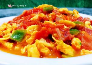 美味可口的培根青椒西红柿炒鸡蛋装入盘中就大功告成了