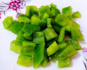 青椒洗净切成大小均匀的小块状