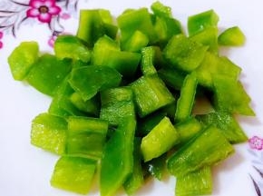 青椒洗净切成大小均匀的小块状