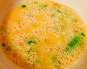 鸡蛋打散放入葱花搅拌均匀