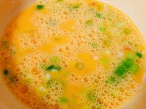 鸡蛋打散放入葱花搅拌均匀