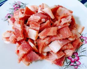 培根切成大小均匀的片状