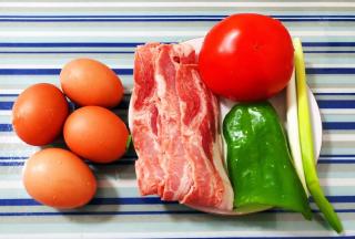 准备原材料鸡蛋、培根、西红柿、青椒、香葱