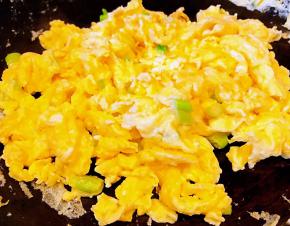 鸡蛋炒至八成熟盛出备用