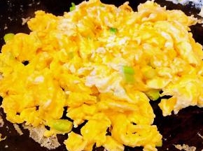 鸡蛋炒至八成熟盛出备用