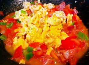 放入炒好的鸡蛋同时放入盐和味精