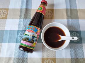 先调好酱汁。2汤匙蚝油、2汤匙生抽，小半勺盐，再兑上2倍的水量，拌匀。