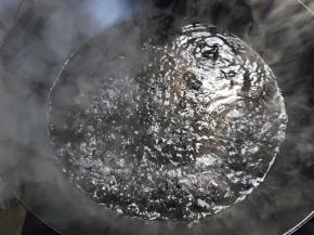 烧一锅热水，水开后，加入一汤匙油，小半勺盐，搅匀。