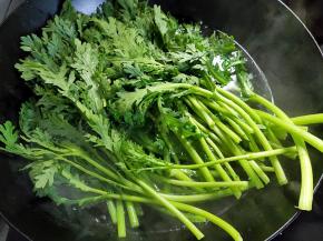 将皇帝菜倒入锅中，烫到全部变软。水要多一些，我的水少了。