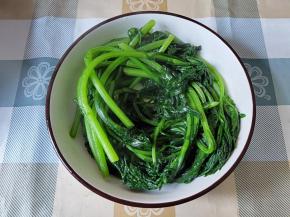 将烫熟的菜捞起，沥掉多余的水。