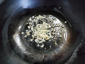 锅烧热，倒入适量油，比平常炒菜的油要少一些，足够炒蒜末就可以。火不要太大，中小火就可以，不然大蒜一下就黑了。