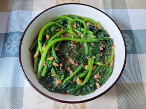 将烧好的汁倒入盘中，稍微拌一下就可以吃了。