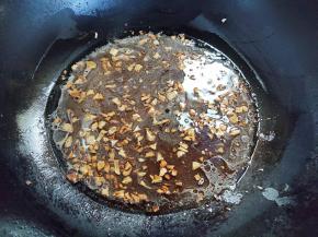 大蒜炒到金黄色，倒入调好的酱汁，煮到沸腾，再煮两三分钟，然后关火。