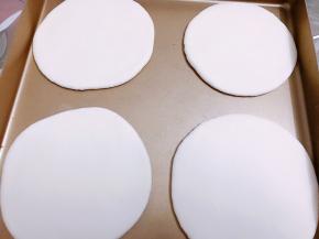 全部做好后摆入烤盘里，盖上保鲜膜醒发30分钟