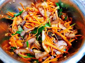 自己卤的猪头肉切片，加入酱油，醋，白糖，蚝油，辣椒油，花椒油，胡萝卜丝，香菜，花生碎拌匀