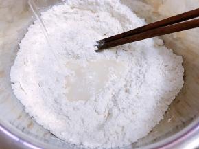 加入温水，用筷子搅拌成絮状