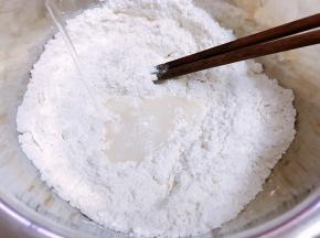 加入温水，用筷子搅拌成絮状