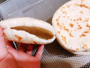 出锅从中间划开，就成了空心饼