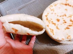 出锅从中间划开，就成了空心饼