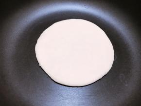 平底锅不放油，开中小火加热后摆入醒发好的小饼。每10多秒翻面以免烙糊了