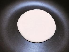 平底锅不放油，开中小火加热后摆入醒发好的小饼。每10多秒翻面以免烙糊了