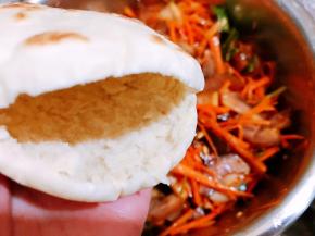 把拌好的猪头肉灌入空心饼中，灌的饱满些更好吃哦