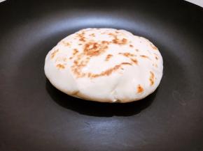 等饼烙熟会自动鼓起来，鼓起来后就可以出锅了