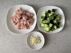 把鸡胸肉和黄瓜分别洗净切成丁，大蒜切成蒜末。