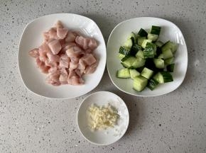 把鸡胸肉和黄瓜分别洗净切成丁，大蒜切成蒜末。