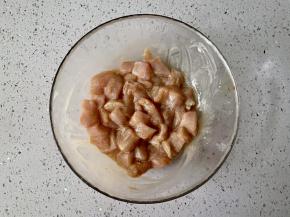 把鸡肉混合腌料抓匀，腌制10分钟。