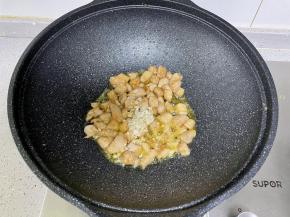 放入蒜末翻炒。
