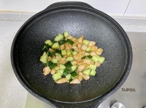 加入黄瓜丁翻炒。