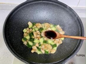 加入1勺蚝油。