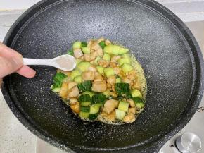 再加1小勺胡椒粉，翻炒出锅装盘即可。