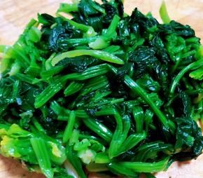 菠菜焯水断生切记时间不宜过长菠菜变色即可出锅立即放入冷水中过凉后沥干水份切成小段