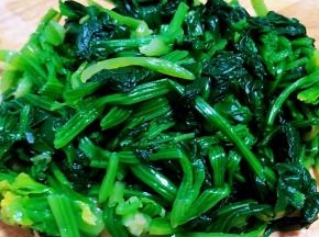 菠菜焯水断生切记时间不宜过长菠菜变色即可出锅立即放入冷水中过凉后沥干水份切成小段