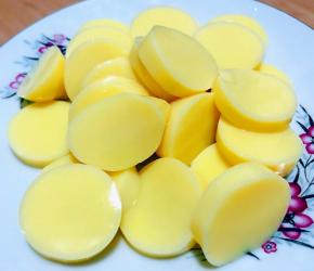  日本豆腐剥去外皮切成一厘米左右厚度的片状