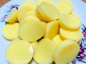  日本豆腐剥去外皮切成一厘米左右厚度的片状