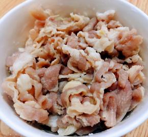 肥羊片断生后立即放入冷水中多冲洗几遍洗净沥干水份备用