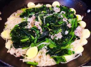 汤汁烧开时放入盐和味精调味均匀即可出锅享用