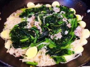 汤汁烧开时放入盐和味精调味均匀即可出锅享用