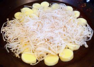 锅中烧开水放入日本豆腐和金针菇烧开