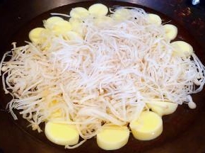 锅中烧开水放入日本豆腐和金针菇烧开
