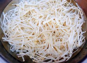 金针菇在开水中烫一下微微变软后立即放入冷水中过凉洗净沥干水份