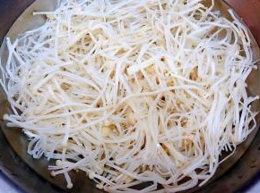 金针菇在开水中烫一下微微变软后立即放入冷水中过凉洗净沥干水份
