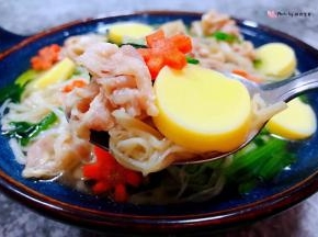 肥羊片入口香浓而不腻混搭日本豆腐入口即化还有菠菜和金针菇的清香真是唇齿留香回味无穷