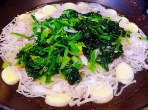 菠菜要在后面放营养既不易流失是有颜值
