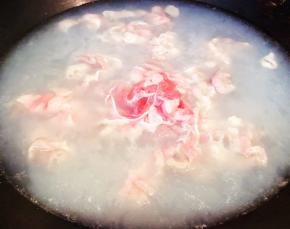 锅中烧开水放入肥羊片焯水去除多余的油脂
