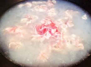 锅中烧开水放入肥羊片焯水去除多余的油脂
