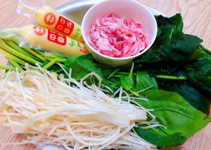 准备原材料肥羊片、菠菜、金针菇、日本豆腐